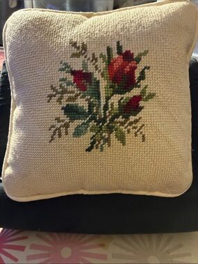 Excellent Beautiful Vintage Cream Floral Needlepoint Decorative Pillow-Unbranded